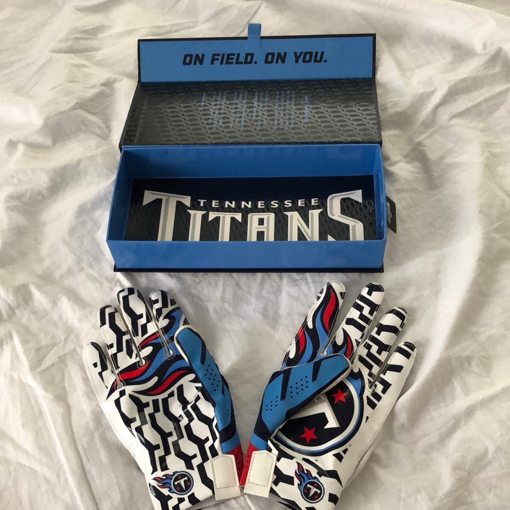 Titans receiver gloves size L